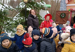grupa dzieci zwiedza Krainę Św. Mikołaja