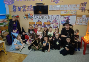 dzieci w przebraniach wróżek i czarodziei pozują do zdjęcia