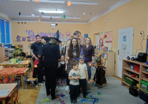 dzieci wspólnie z rodzicami biorą udział w zabawach andrzejkowych