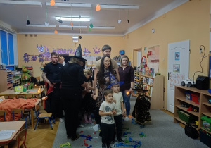 dzieci wspólnie z rodzicami biorą udział w andrzejkowych wróżbach