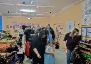 dzieci wspólnie z rodzicami biorą udział w zabawach andrzejkowych