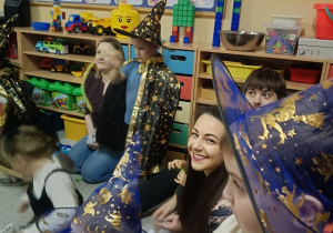 dzieci wspólnie z rodzicami biorą udział w zabawach andrzejkowych