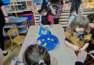 dzieci wróżą sobie z miski z wodą