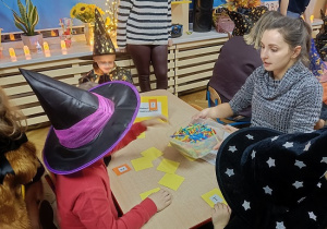 dzieci wróża sobie z patyczków