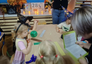 dzieci rzucają kostka do gry