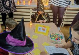 dzieci wróża sobie z patyczków