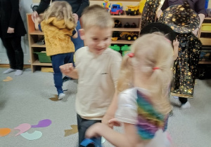 dzieci i rodzice tańczą