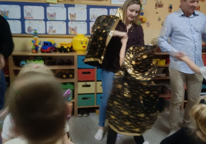 dzieci i rodzice tańczą