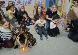 dzieci i rodzice słuchają andrzejkowych opowieści