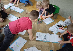 dzieci na podłodze rysują rysunki, listy do św. Mikołaja