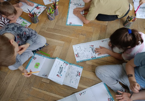 dzieci na podłodze rysują rysunki, listy do św. Mikołaja