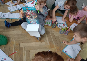 dzieci na podłodze rysują rysunki, listy do św. Mikołaja