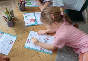 dzieci na podłodze rysują rysunki, listy do św. Mikołaja