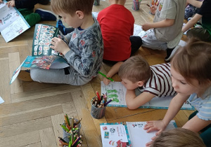 dzieci na podłodze rysują rysunki, listy do św. Mikołaja