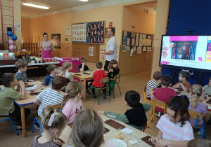 dzieci słuchają informacji jak powstaje kakao