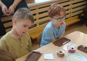 dzieci słuchają informacji jak powstaje kakao