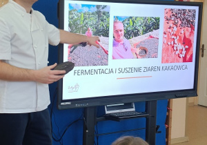 dzieci słuchają informacji jak powstaje kakao