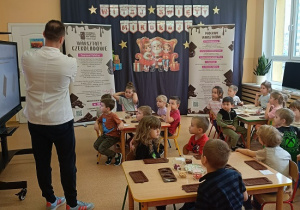 dzieci słuchają informacji jak powstaje kakao