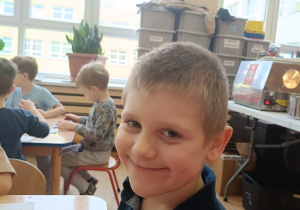 chłopiec pozuje do zdjęcia