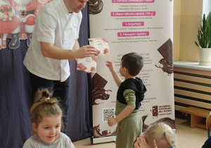 dzieci otrzymują dyplomy małego cukiernika