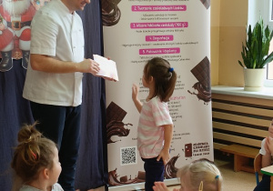 dzieci otrzymują dyplomy małego cukiernika