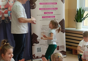 dzieci otrzymują dyplomy małego cukiernika