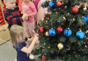 Ubieramy choinkę.