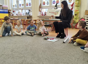 Zajęcia biblioteczne "Kolorowy potwór"