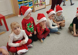 dzieci w czapkach mikołajkowych
