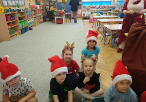 dzieci w czapkach mikołajkowych