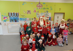dzieci z mikołajem pozują do zdjęcia
