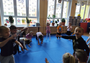 Ćwiczenia z piłeczkami.