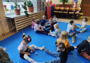 Ćwiczenia z piłeczkami.