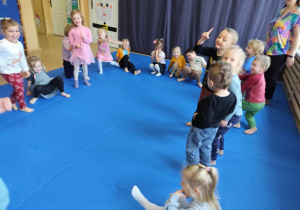 Ćwiczenia z piłeczkami.