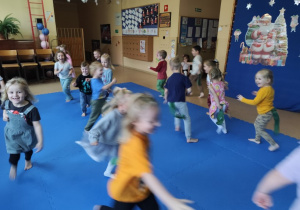 Ćwiczenia z piłeczkami.