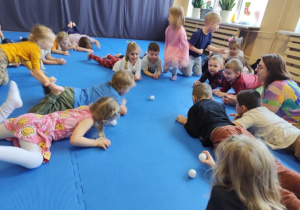 Ćwiczenia z piłeczkami.