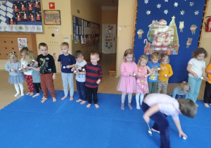 Ćwiczenia z piłeczkami.