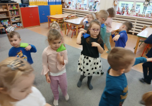 Zabawy z woreczkami.