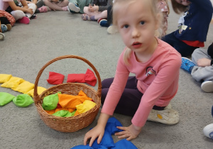 Zabawy z woreczkami.