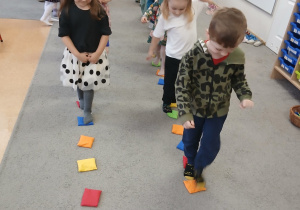 Zabawy z woreczkami.