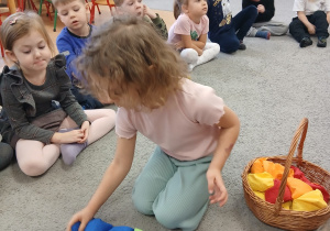 Zabawy z woreczkami.