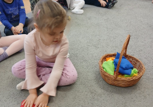 Zabawy z woreczkami.