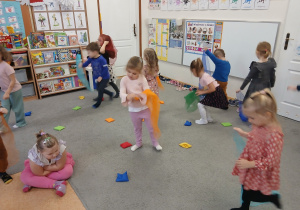 Zabawy z woreczkami.