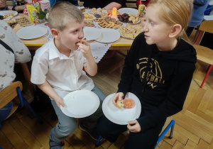 dzieci jedzą słodkości