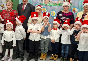 dzieci pozują do zdjęcia wspólnie z seniorami