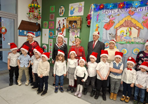 dzieci pozują do zdjęcia wspólnie z seniorami