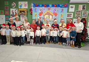 dzieci pozują do zdjęcia wspólnie z seniorami