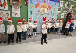 chłopiec mówi wierszyk