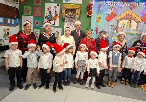 dzieci i seniorzy pozują do zdjęcia