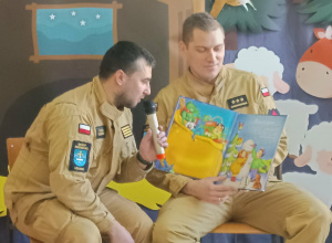 Dzień Głośnego Czytania w wykonaniu strażaków